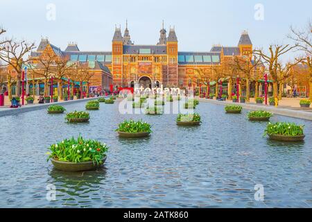 Amsterdam, Niederlande - 31. März 2016: Wasser und bunte Tulpenblumen, Rijksmuseum und Menschen vor dem Schreiben, I amsterdam, Museumplein, Holla Stockfoto