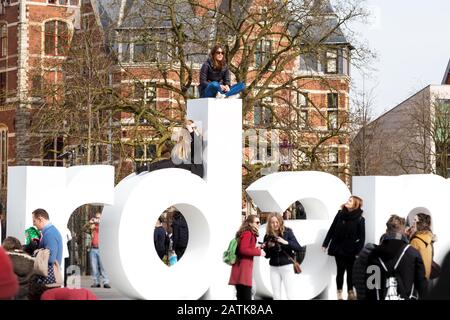 Amsterdam, Niederlande - 31. März 2016: Menschen, die sich auf den Schreiben für Fotos posieren, I amsterdam, Museumplein, Rijksmuseum Stockfoto