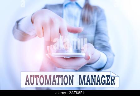 Konzeptionelles Handschreiben mit Automation Manager. Konzept bedeutet, Wiederholungen in Ihrem Kundenstamm zu eliminieren Business Woman Points mit f Stockfoto