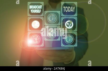Word Writing Text Broadcast Selbst. Geschäftsfoto, in dem Sie Ihre Sehinteressen für alle zeigen, um Elemente dieses von zur Verfügung stehenden Bildes zu sehen Stockfoto