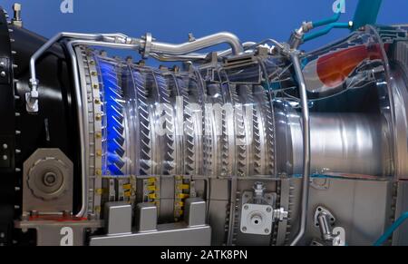 Nahaufnahme einer großen Jet Engine Turbinenschaufeln Stockfoto