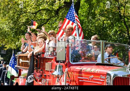 Auf der 5th Avenue winken die Deutschamerikaner, um die jährliche Deutsche Tag Parade am 21. September 2019 zu feiern. Stockfoto