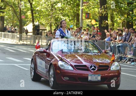 Die Teilnehmer sind während der jährlichen deutschen Tagesparade entlang der 5th Avenue in New York City am 21. September 2019 zu sehen. Stockfoto