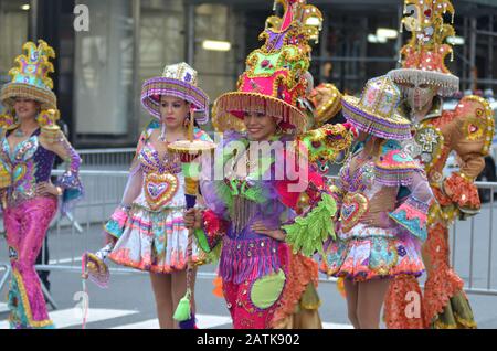 Am 13. Oktober 2019 nahmen Tausende von Menschen an der jährlichen hispanischen Tages-Parade in New York City Teil. Stockfoto