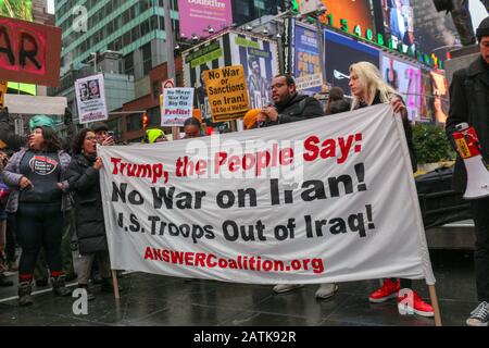 Demonstranten gingen auf Der Times Sq auf die Straßen von New York City, um gegen die Ermordung eines obersten iranischen General durch die Trump-Regierung am 04. Januar 2020 zu protestieren. Stockfoto