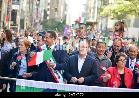 Gouverneur Andrew Cuomo wird während der Columbus Day Parade in New York City am 14. Oktober 2019 Marschieren sehen. Stockfoto