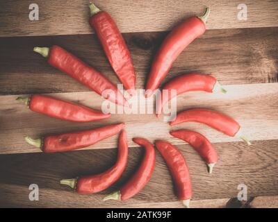 Dekoration von Chili peppers auf Holz. Einstellen Stockfoto