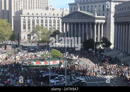 Tausende von Studenten in New York City Straßen in Manhattan gegen den Klimawandel am 20. September 2019 bis März. Stockfoto