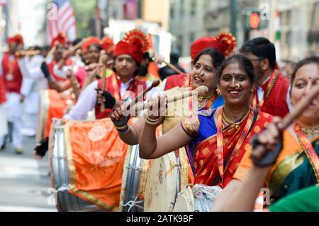 Frauen werden gesehen, wie sie Saree tragen, ein traditionelles Kleid während der jährlichen Parade zum indischen Tag entlang der 5th Avenue in New York City am 18. August 2019. Stockfoto