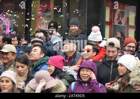 Am 17. Februar 2019 nahmen Tausende Menschen an der jährlichen Chinesin in der Nähe von New Year in Chinatown, New York City Teil. Stockfoto