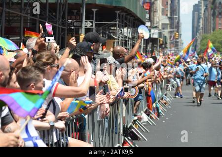 Millionen von Menschen nahmen am 30. Juni 2019 an der Parade-Weltumstellung in New York City Teil. Stockfoto