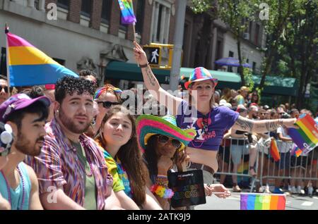 Bei der World Pride Parade entlang der 5th Avenue in New York City am 30. Juni 2019 wird das "Particapant" auf der Regenbogenfahne schweben sehen. Stockfoto