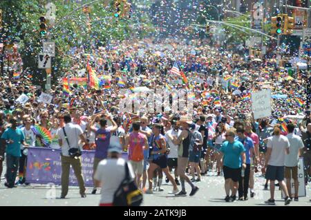 Konfetti fliegen während der Weltseidenoarade entlang der 5th Avnue in New York City am 30. Juni 2019. Stockfoto