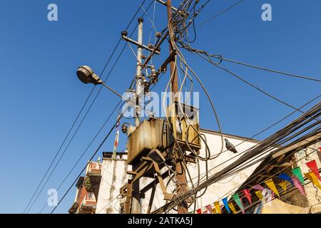 Elektrotransformator im Freien in Kathmandu, Nepal, elektrische Umspannstation und Drähte Stockfoto