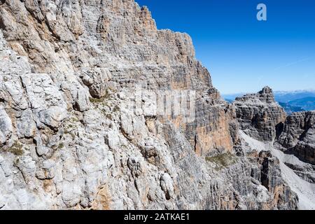 Festseilweg, Klettersteig. Italienische Alpen. Bergtourismus in den Dolden. Region Brenta, Italien. Stockfoto