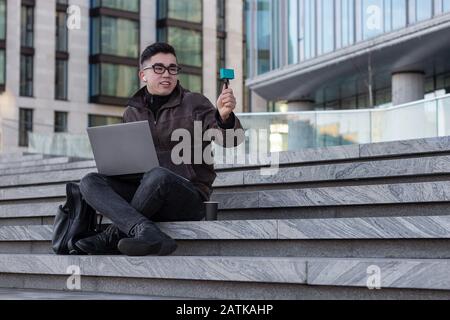 Junge männliche asiatische Blogger macht eine selfie fängt einen vlog mitteilt Abonnenten Stockfoto
