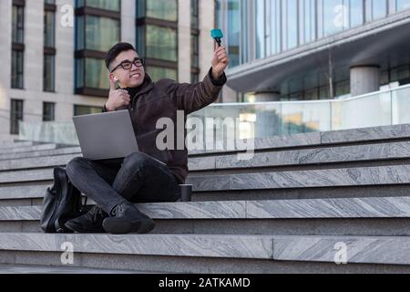 Junge männliche asiatische Blogger macht eine selfie fängt einen vlog mitteilt Abonnenten Stockfoto