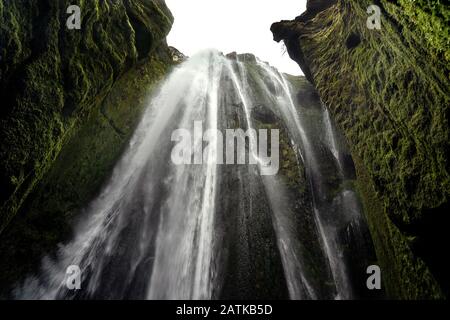 Malerische Höhle des Gljufrafoss Wasserfalls in Island Stockfoto