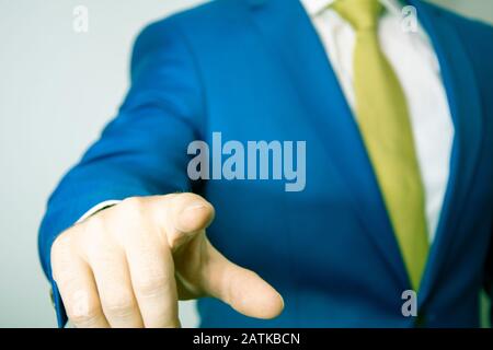 Geschäftsmann zeigt seine Finger auf dich Stockfoto
