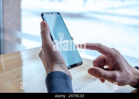 Keine Wi-Fi-Signalmeldung auf dem Display des Telefons. Konzept des intermittierenden Signals aufgrund eines Router- oder Mobilfunkfehlers Stockfoto