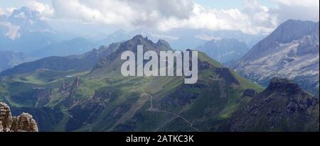 Blick rund um den Pordoi Pass Italien Stockfoto