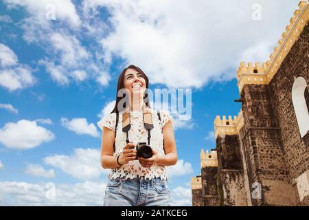 Reisen Latin Woman Tourist Rucksacktouristen mit Foto in Mexiko-Stadt Stockfoto