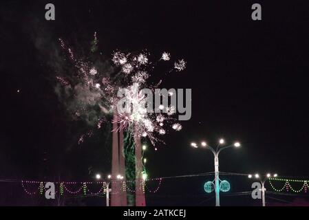 Preisgünstiges Feuerwerk in der Stadt im Urlaub. Stockfoto