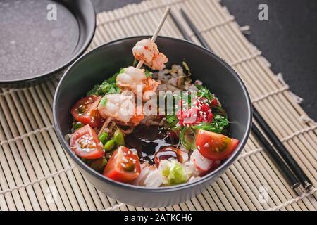 Gebratenen Reis mit Gemüse, Bohnen und Garnelen aus der Nähe. Asiatische Küche. Stockfoto