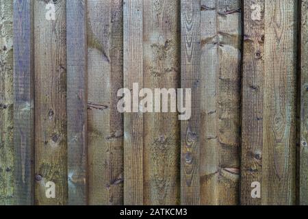 Braune Holzbohlen an der Außenwand des Gebäudes. Details aus der Nähe. Hintergrund der Holzstruktur Stockfoto