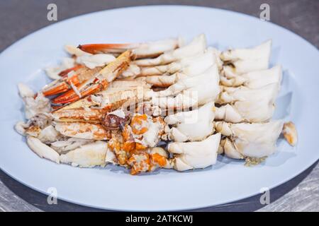 Gedämpftes blaues Krabben-Schabbenfleisch oder Paddelbeinfleisch vom Meeresmarkt. Frisch Leckeres, Köstliches Thailändisches Asiatisches Meeresfrüchtegericht. Ernährung, Allergie, Aquatic Food Stockfoto