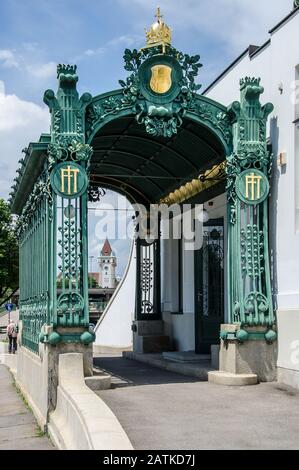 Der wegweisende moderne Architekt seines Tages, Otto Wagner (1841-1918), wurde beauftragt, die neuen U-Bahn-Linien und Bahnhofsgebäude Wiens zu entwerfen. Stockfoto