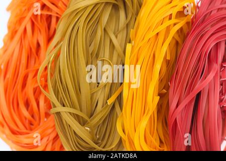 Isolierte farbige Spaghetti nisten auf weißem Grund. Stockfoto