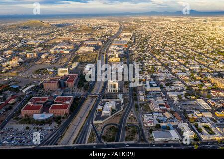 Luftbild des Generalstaatsanwalts des Staates Sonora, des Boulevard Vildosola, des Straßenverteilers oder der Brücke Trebol im Zentrum von Hermosillo und ford des Flusses. Verkehr, Stadt, Stadtlandschaft. (Foto: Luis Gutierrez / NortePhoto.com) vista aerea de Procuraduría General de Justicia del Estado de Sonora, bulevard Vildosola, distribiodor Vial o púente Trebol en el centro de Hermosillo y vado del rio. Trafico, ciudad, paisaje de ciudad. (Foto: Luis Gutierrez / NortePhoto.com) Stockfoto