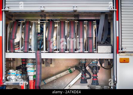 Lagerraum im Feuerwehrdepot mit Wasserschläuchen Stockfoto