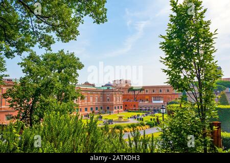 ROM, Vatikanstadt/Italien - 2019/06/15: Panoramablick auf die Vatikanischen Museen mit ihrem Pinacoteca Kunstgaleriegebäude von Leonardo da Vinci Stockfoto