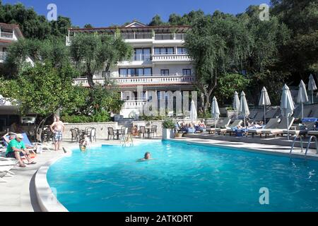 Urlauber im Valtos Beach Hotel in Barga genießen am herrlichen Oktobertag im Nordwesten Griechenlands Entspannung und Schwimmen im Außenpool. Stockfoto