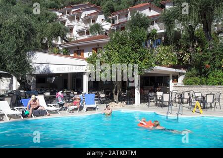 Urlauber im Valtos Beach Hotel in Barga genießen am herrlichen Oktobertag im Nordwesten Griechenlands Entspannung und Schwimmen im Außenpool. Stockfoto