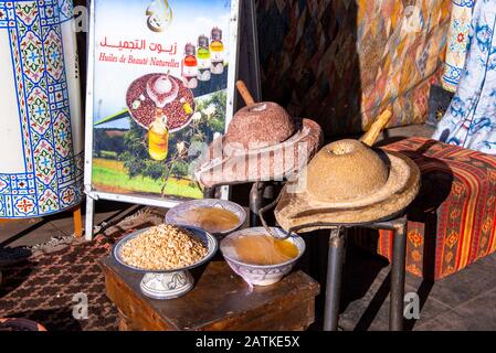 Marokkanischer Markt (Souk) in der Altstadt von Marrakesch, Marokko Stockfoto
