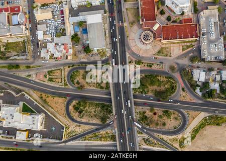 Luftbild des Generalstaatsanwalts des Staates Sonora, des Boulevard Vildosola, des Straßenverteilers oder der Brücke Trebol im Zentrum von Hermosillo und ford des Flusses. Verkehr, Stadt, Stadtlandschaft. Parkplatz lot.estacionamiento. (Foto: Luis Gutierrez / NortePhoto.com) vista aerea de Procuraduría General de Justicia del Estado de Sonora, bulevard Vildosola, distribudor Vial o púente Trebol en el centro de Hermosillo y vado del rio. Trafico, ciudad, paisaje de ciudad. (Foto: Luis Gutierrez / NortePhoto.com) Stockfoto