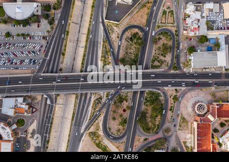 Luftbild des Generalstaatsanwalts des Staates Sonora, des Boulevard Vildosola, des Straßenverteilers oder der Brücke Trebol im Zentrum von Hermosillo und ford des Flusses. Verkehr, Stadt, Stadtlandschaft. Parkplatz lot.estacionamiento. (Foto: Luis Gutierrez / NortePhoto.com) vista aerea de Procuraduría General de Justicia del Estado de Sonora, bulevard Vildosola, distribudor Vial o púente Trebol en el centro de Hermosillo y vado del rio. Trafico, ciudad, paisaje de ciudad. (Foto: Luis Gutierrez / NortePhoto.com) Stockfoto