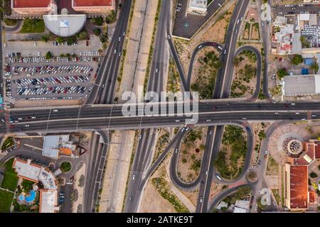 Luftbild des Generalstaatsanwalts des Staates Sonora, des Boulevard Vildosola, des Straßenverteilers oder der Brücke Trebol im Zentrum von Hermosillo und ford des Flusses. Verkehr, Stadt, Stadtlandschaft. Parkplatz lot.estacionamiento. (Foto: Luis Gutierrez / NortePhoto.com) vista aerea de Procuraduría General de Justicia del Estado de Sonora, bulevard Vildosola, distribudor Vial o púente Trebol en el centro de Hermosillo y vado del rio. Trafico, ciudad, paisaje de ciudad. (Foto: Luis Gutierrez / NortePhoto.com) Stockfoto