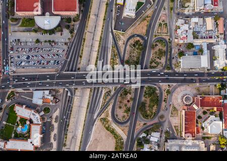 Luftbild des Generalstaatsanwalts des Staates Sonora, des Boulevard Vildosola, des Straßenverteilers oder der Brücke Trebol im Zentrum von Hermosillo und ford des Flusses. Verkehr, Stadt, Stadtlandschaft. Parkplatz lot.estacionamiento. (Foto: Luis Gutierrez / NortePhoto.com) vista aerea de Procuraduría General de Justicia del Estado de Sonora, bulevard Vildosola, distribudor Vial o púente Trebol en el centro de Hermosillo y vado del rio. Trafico, ciudad, paisaje de ciudad. (Foto: Luis Gutierrez / NortePhoto.com) Stockfoto