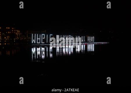 Magic Mirror. Leichte Installation auf Tokoinranta Bootsanlegestelle von Meri Ekola auf dem Lux Helsinki 2020 Light Art Festival in Helsinki, Finnland. Stockfoto