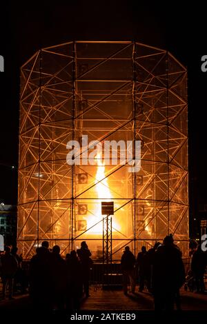 Large Fire Tornado ist eine kinetische Feuerinstallation im sechseckigen Rahmen des niederländischen Künstlers Ivo Schoofs. Lux Helsinki 2020 Light Art Festival, Finnland. Stockfoto