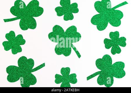 St. Patrick's Day. Muster von Clover Shamrocks isoliert auf weißem Hintergrund. Glitterpapier Stockfoto