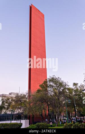 Der Leuchtturm von Commerce oder Faro de Comercio Denkmal auf dem Macroplaza Platz im Barrio Antiguo Viertel von Monterrey, Nuevo Leon, Mexiko. Das Denkmal der Moderne wurde vom mexikanischen Architekten Luis Barragan entworfen und zum Gedenken an den 106. Jahrestag der Handelskammer von Monterrey errichtet. Stockfoto