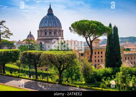ROM, Vatikanstadt/Italien - 2019/06/15: Panoramablick auf den Petersdom - den Petersdom - den San Pietro in Vaticano - die Kuppel von Michelangelo Buonarotti Stockfoto