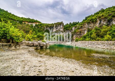 Der Fluss Osumi bei Lapanj in Albanien im Sommer Stockfoto