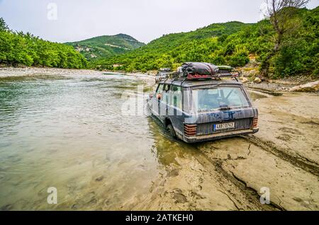 Lapanj, Albanien - 01. August 2014. Geländewagen im Schlamm am Fluss Osumi Stockfoto