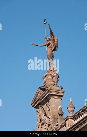 Die Statue des Sieges an der Fassade des Palastes der Staatsregierung und des Museums oder des Palacio de Gobierno del Estado de Nuevo Leon im Macroplaza Grand Plaza neben dem Barrio Antiguo Viertel Monterrey, Nuevo Leon, Mexiko. Stockfoto